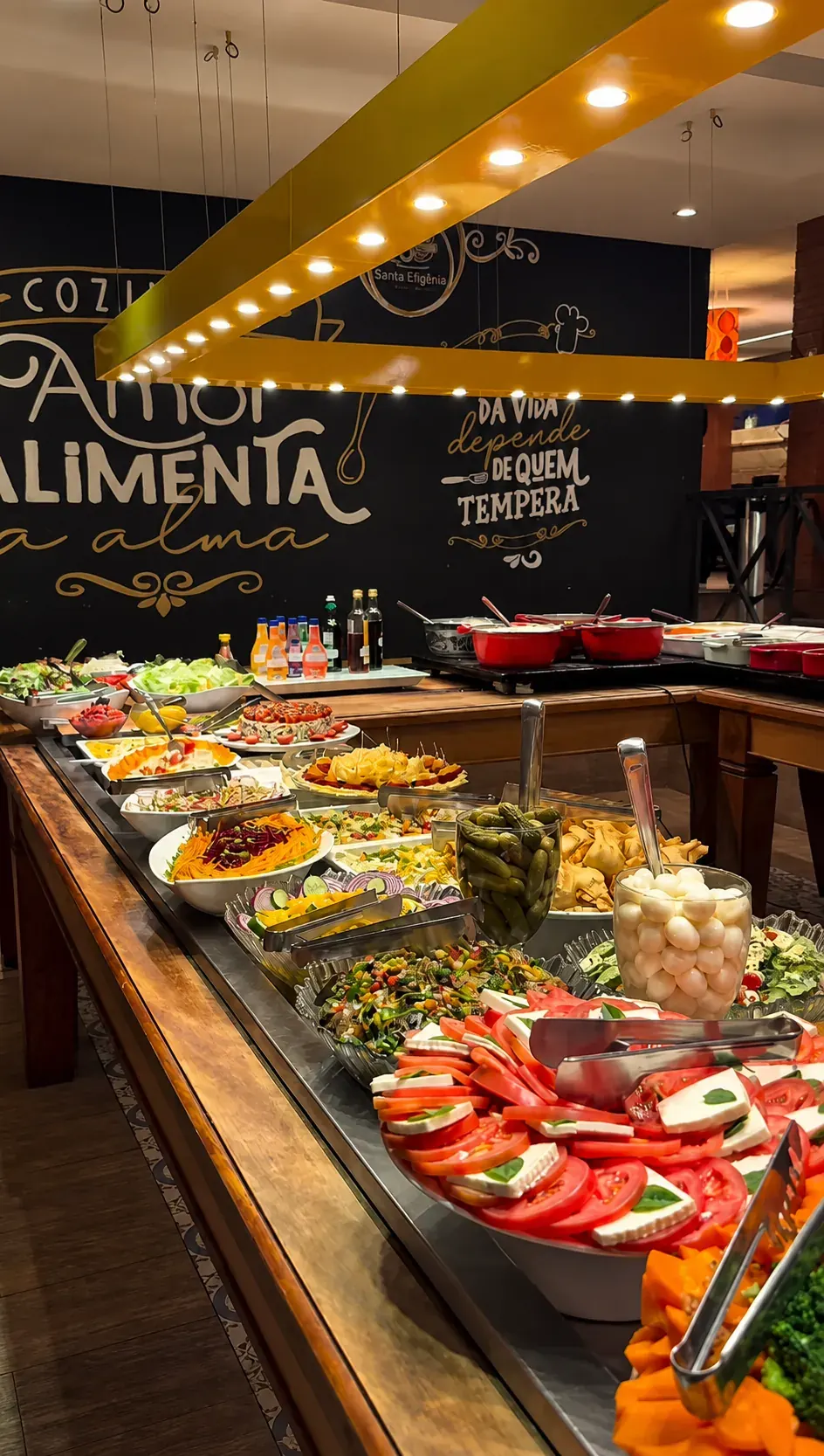 Buffet da Santa Efigênia com ampla variedade de alimentos