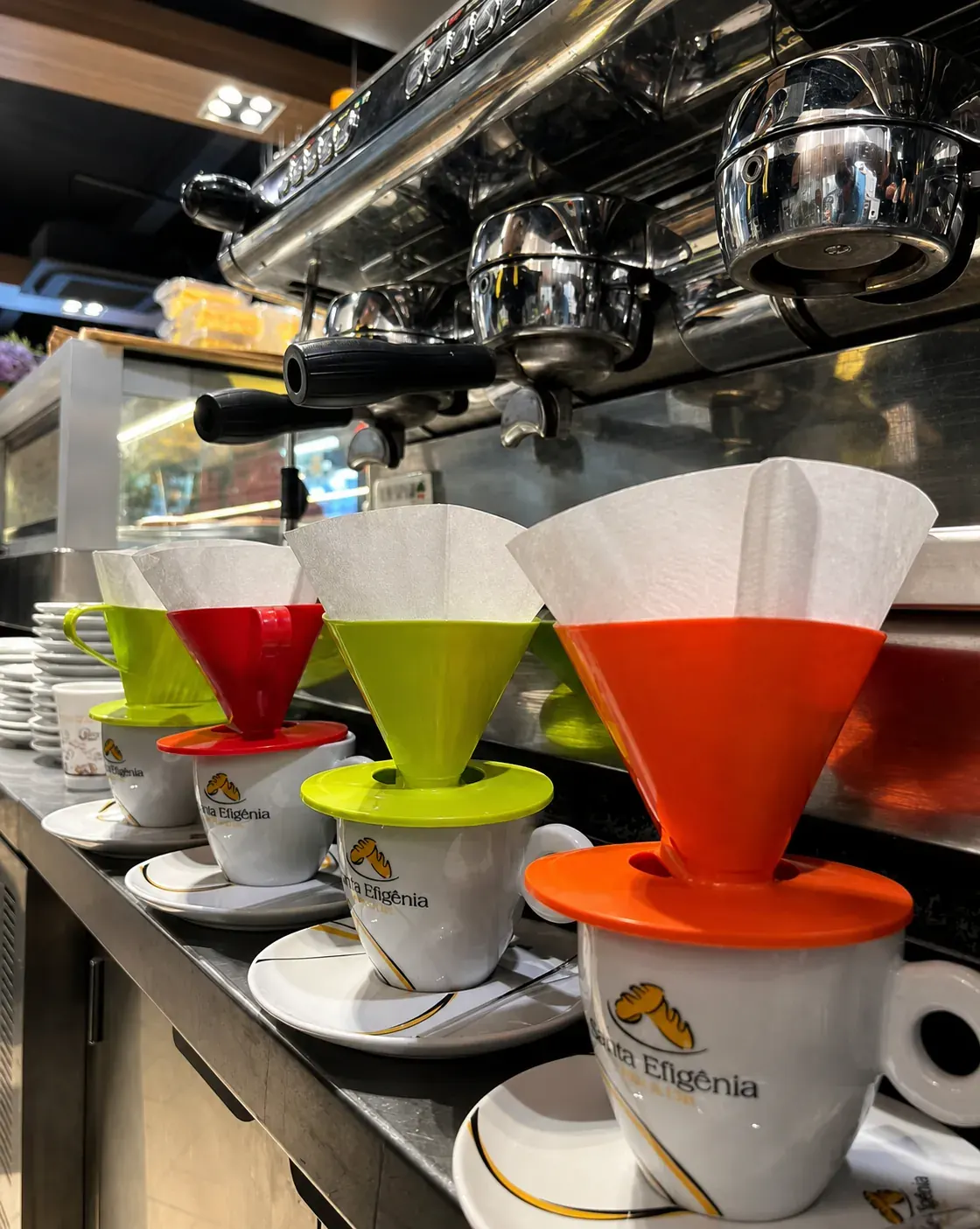 Filtros e xícaras da Santa Efigênia preparados junto à máquina de café
