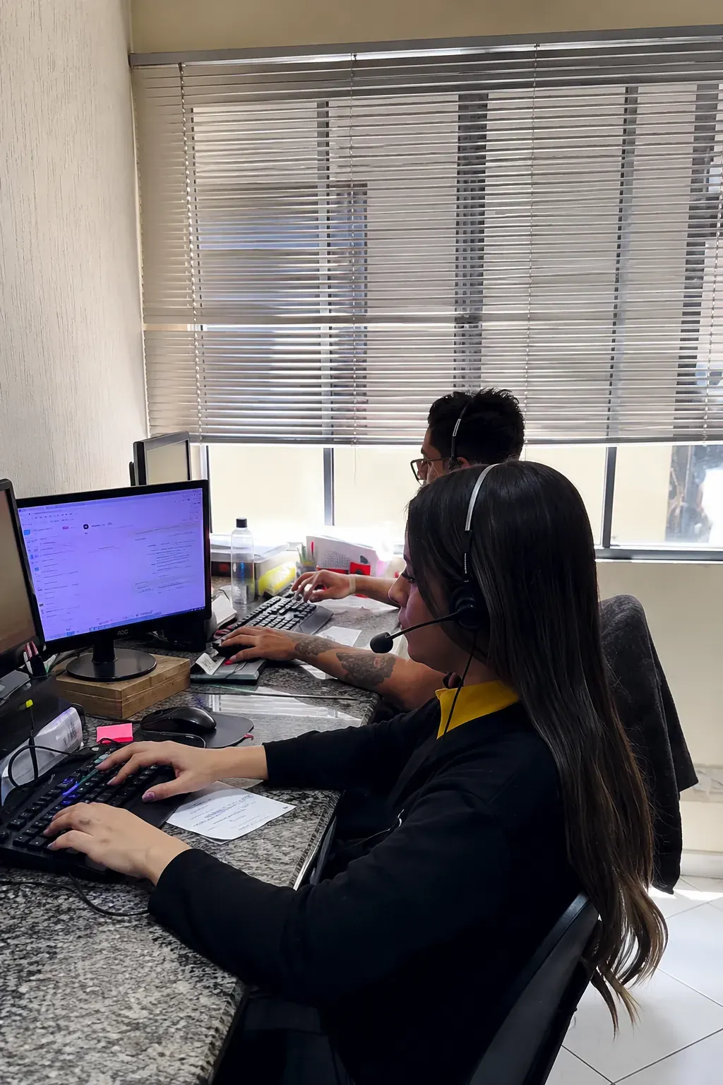 Equipe de atendimento organizando pedidos corporativos
