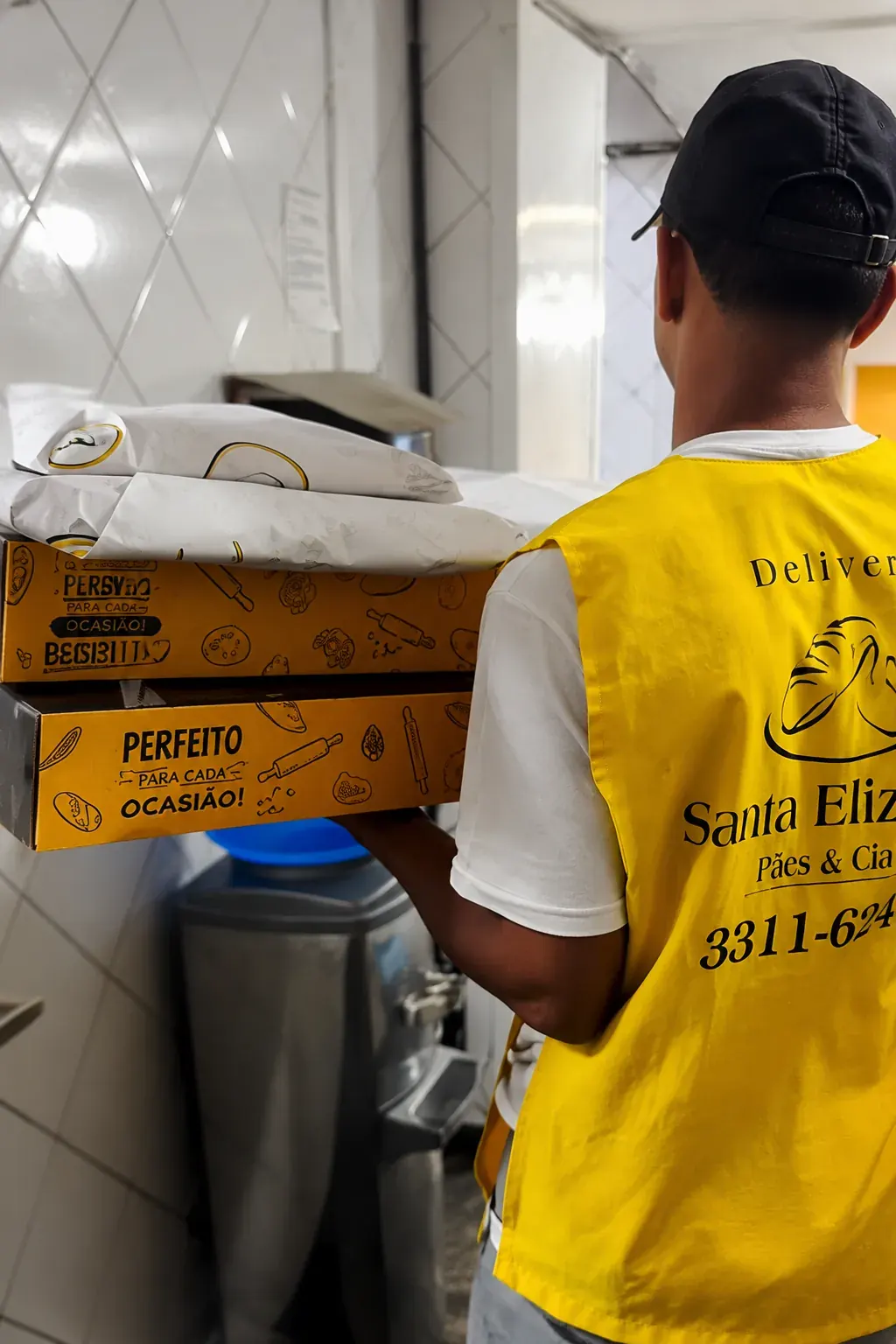 Entregador transportando caixas identificadas da Santa Efigênia
